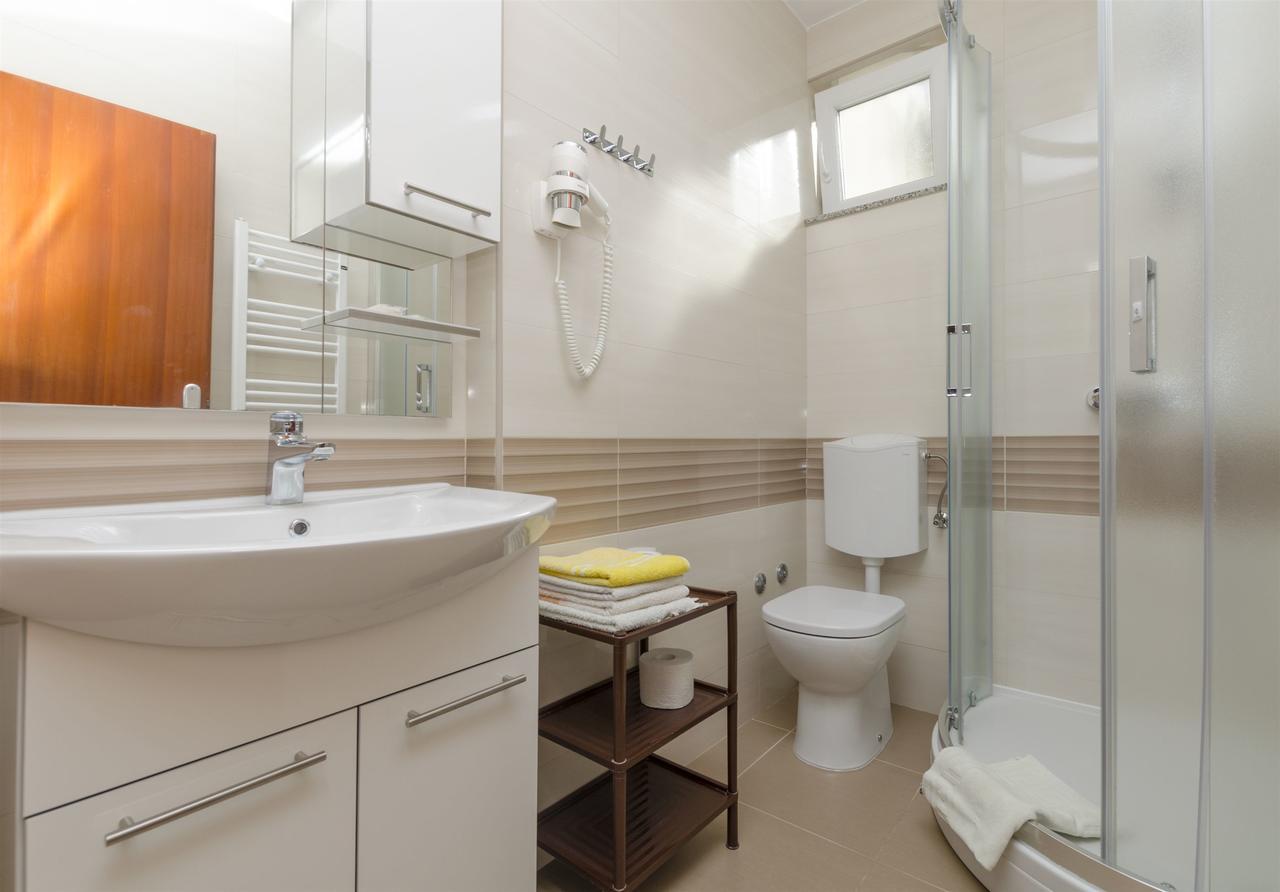 Apartments Karmela พรีมอชเตน ภายนอก รูปภาพ